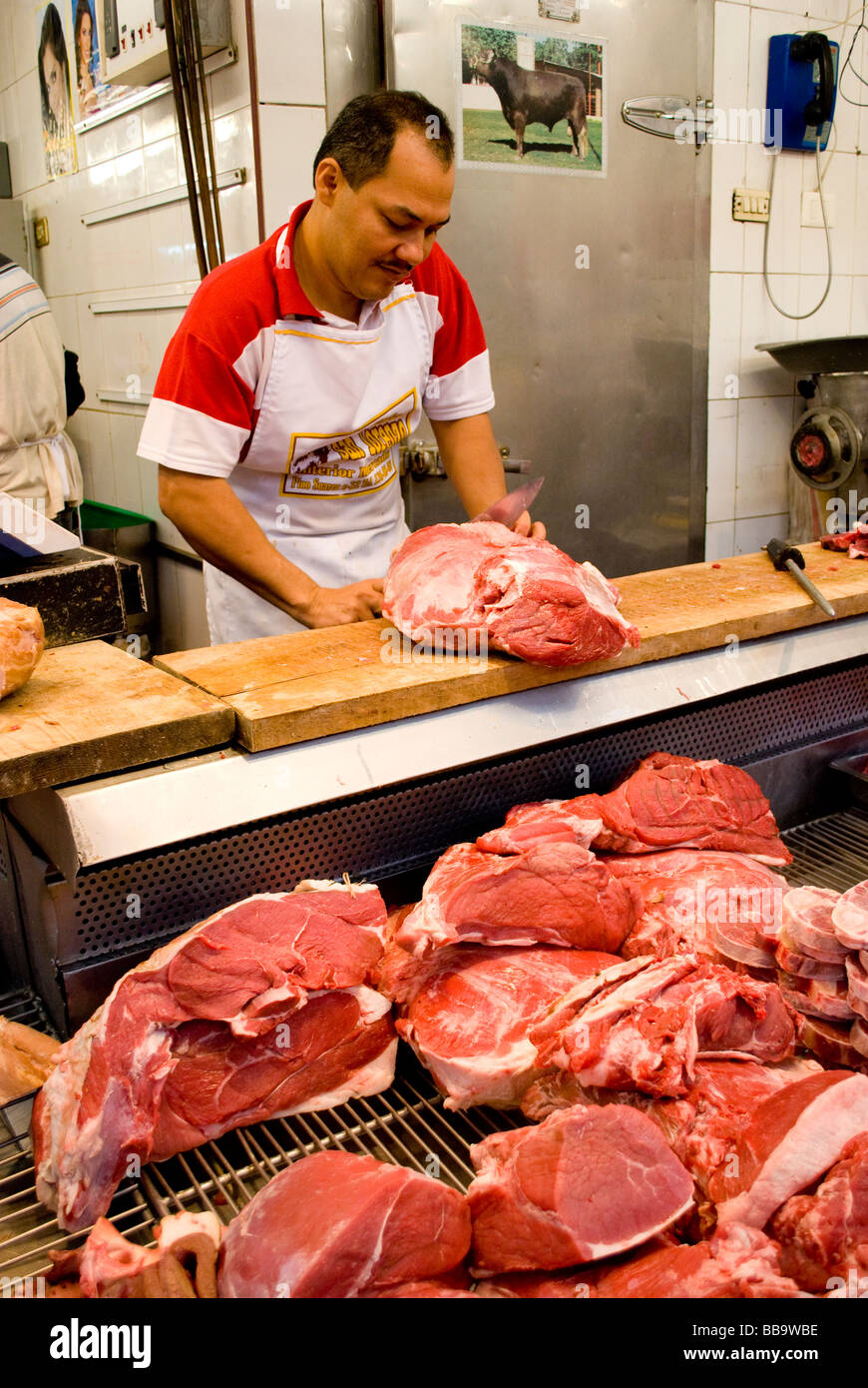 Ein Metzger bereitet Fleisch in einem Geschäft in der Merchado im alten Mazatlan, Sinaloa State, Mexiko. Stockfoto