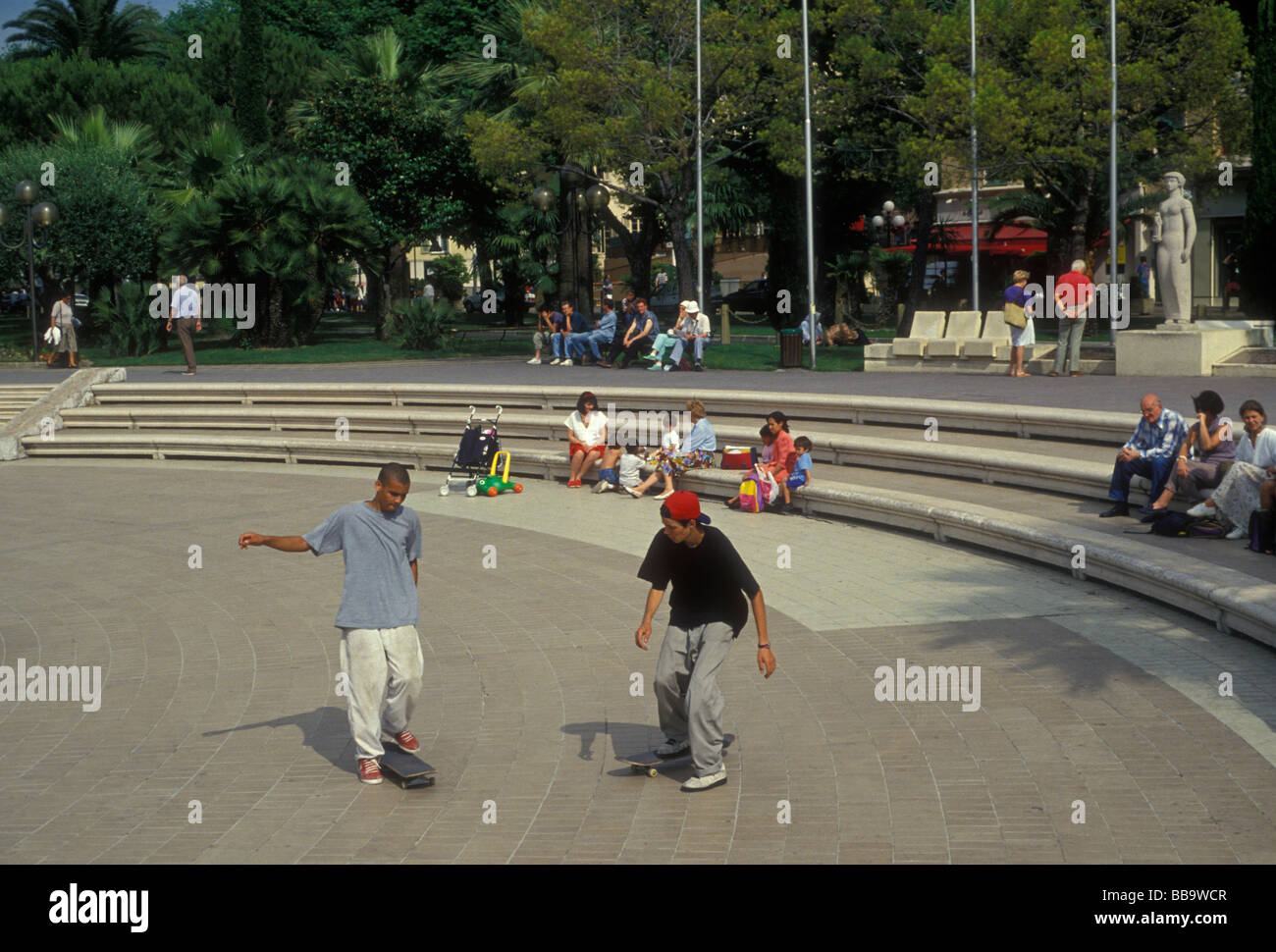 Französische Jugendliche, Teenager, Jugendliche, skateboarding, Place Massena, Stadt Nizza, Nizza, Côte d'Azur, Côte d'Azur, Frankreich, Europa Stockfoto