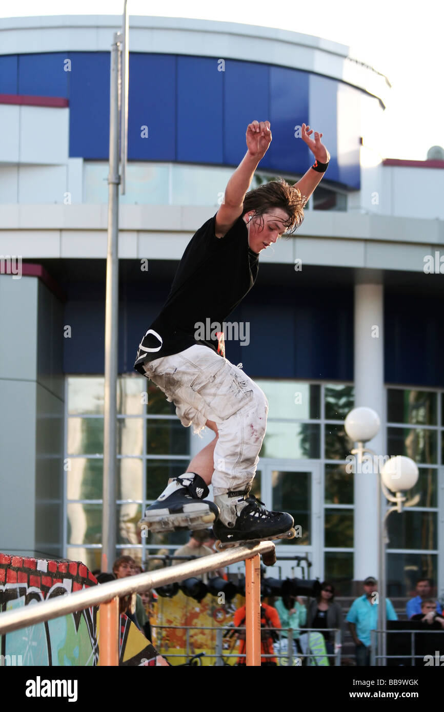 Junge Roller Blader training. Stockfoto