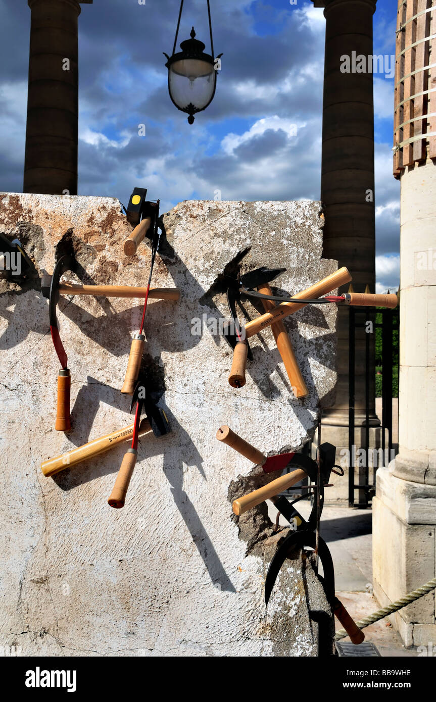 Paris Frankreich, Kunst im öffentlichen Raum, zeitgenössische Skulpturen ausstellen im öffentlichen Park, Sicheln, "Berliner Mauer", "Autodestruction" Stockfoto