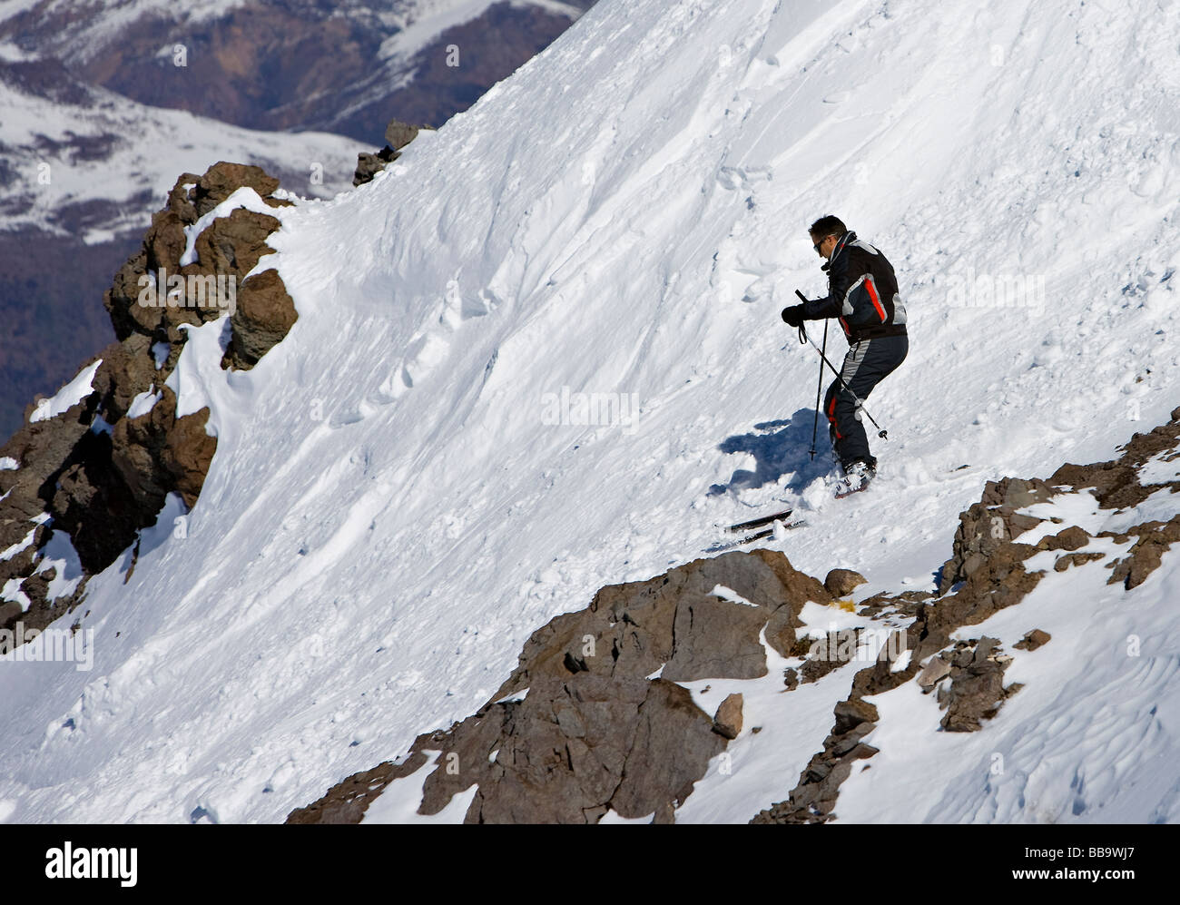 Mann Skifahren einen Abhang hinunter. La Parva, Chile, chilenischen Anden. Wanderweg Stockfoto
