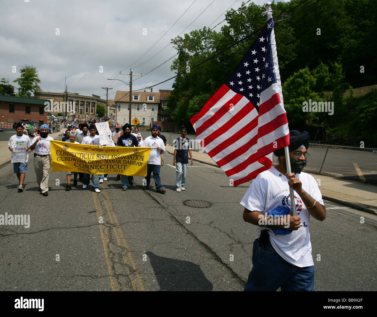 Sikhs März in einem 4. Juli Parade in Shelton CT USA zu Ehren ihrer Veteranen, die im zweiten Weltkrieg für die USA gegen die Achsenmächte gekämpft Stockfoto