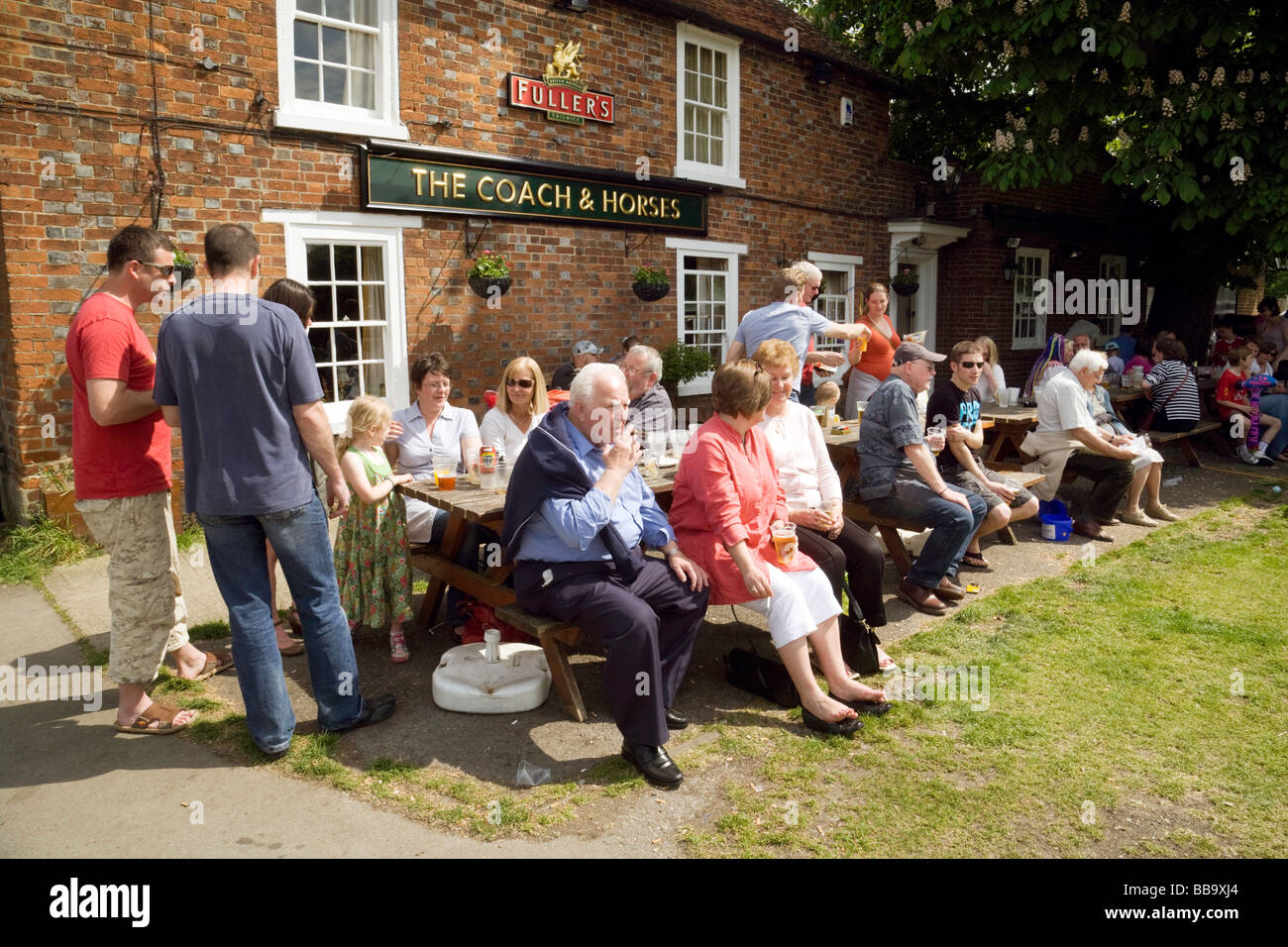 Menschen trinken auf dem Grün vor einem Stadt-Pub, The Coach und Pferde, Wallingford, Oxfordshire Stockfoto