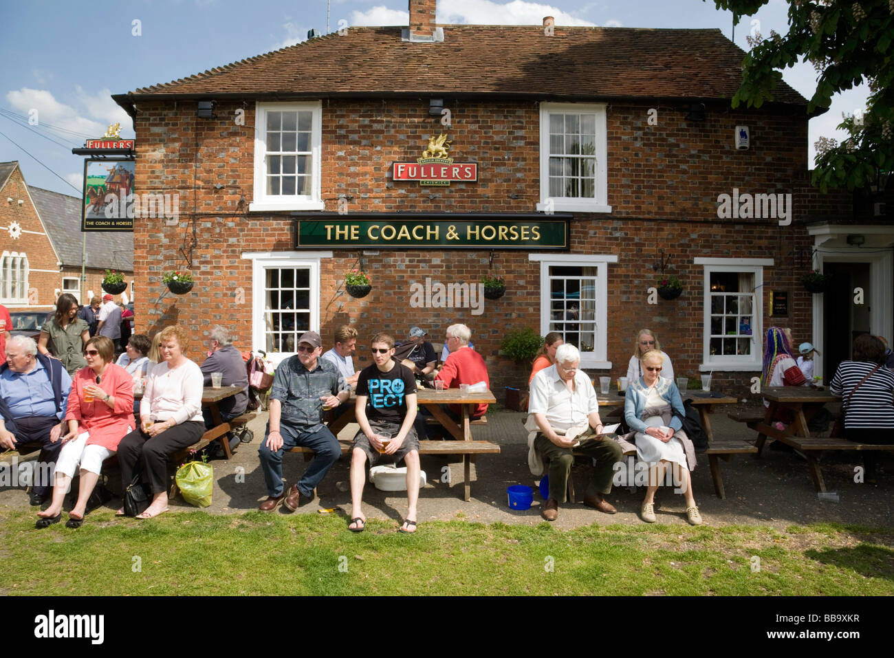 Menschen trinken auf dem Grün vor einem Stadt-Pub, The Coach und Pferde, Wallingford, Oxfordshire Stockfoto