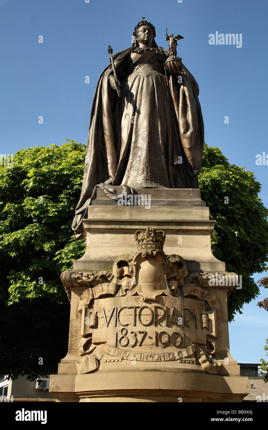 Königin Victoria entschied, 1837-1901 Kaiserin von Indien in eine Skulptur von Alfred Drury Bradford Yorkshire England UK dargestellt Stockfoto