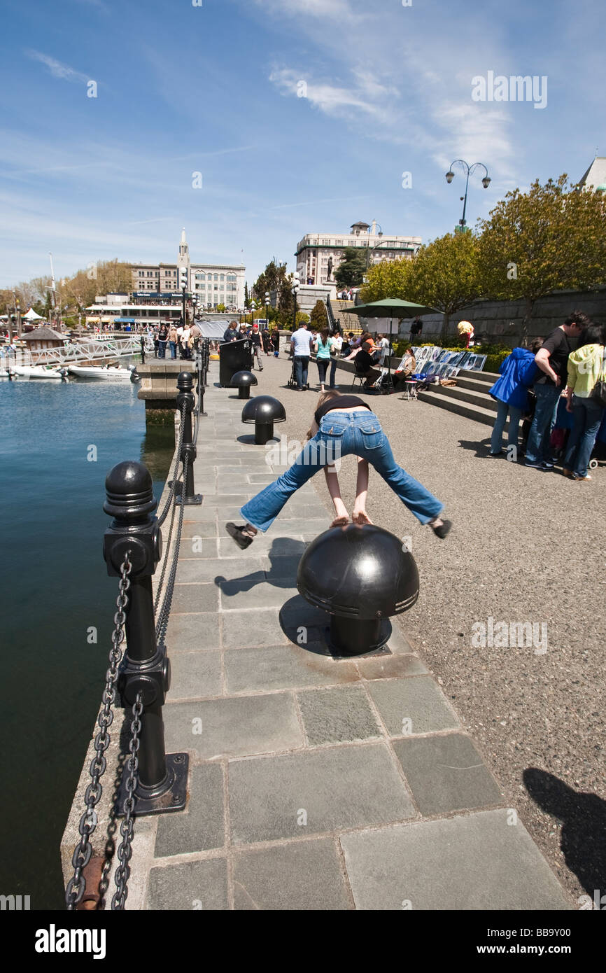 Mädchen spielen auf einem Bürgersteig in den inneren Hafen Victoria Day in Victoria BC Kanada Stockfoto