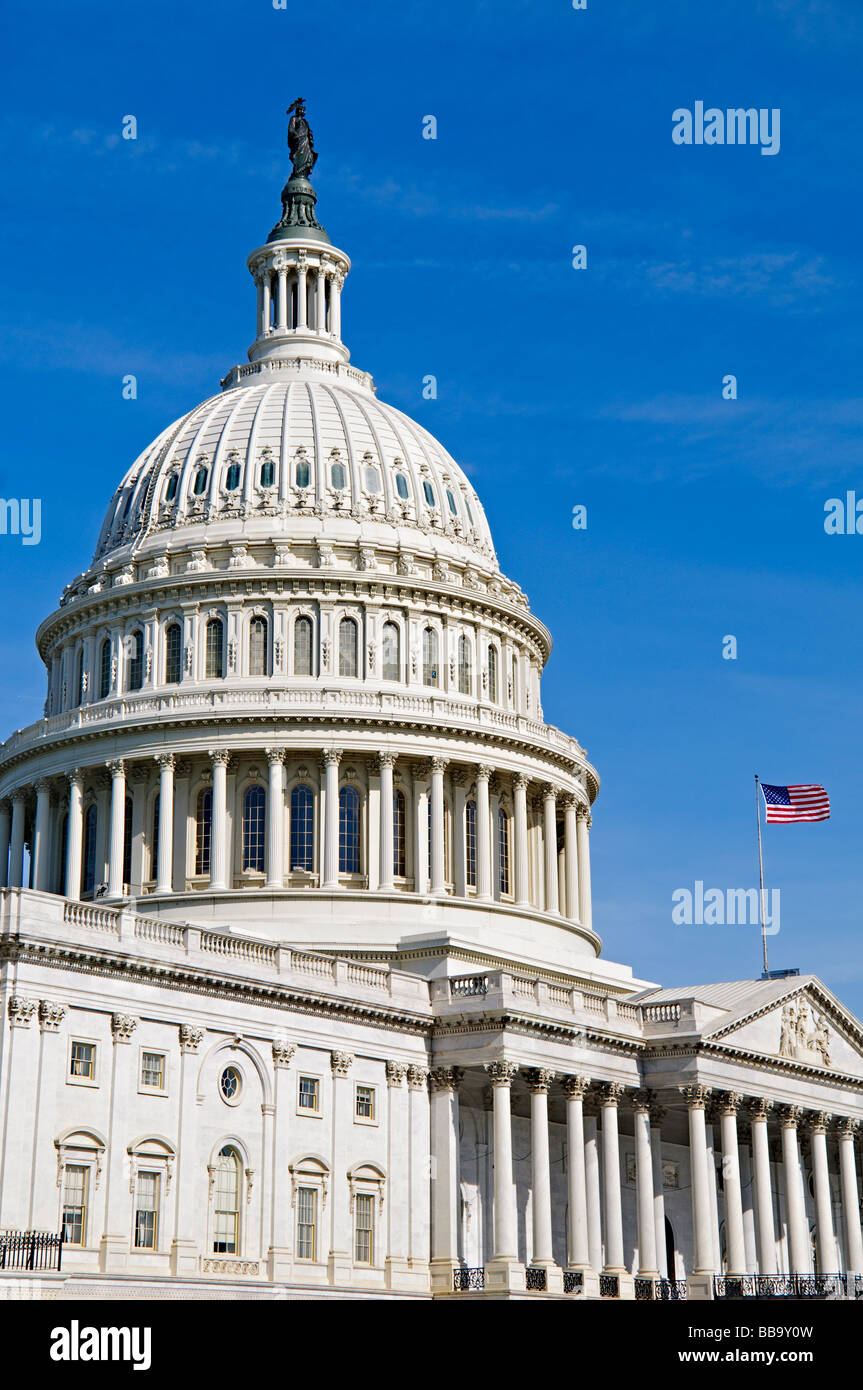 Das US Capitol Building auf dem Capitol Hill in Washington DC. Nach Hause, der Kongress der Vereinigten Staaten, ist es unverwechselbare Kuppel in der Mitte fo das Gebäude zwischen dem Repräsentantenhaus Flügel und der Senat Flügel, thront über der Stadt von Washington DC und von weit her zu sehen. Stockfoto