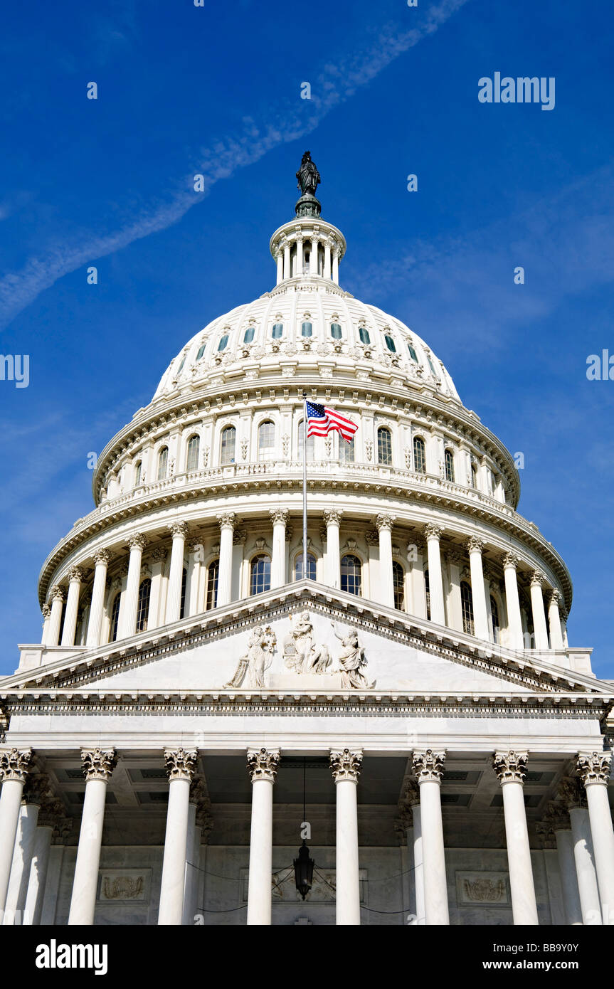 Das US Capitol Building auf dem Capitol Hill in Washington DC. Nach Hause, der Kongress der Vereinigten Staaten, ist es unverwechselbare Kuppel in der Mitte fo das Gebäude zwischen dem Repräsentantenhaus Flügel und der Senat Flügel, thront über der Stadt von Washington DC und von weit her zu sehen. Stockfoto