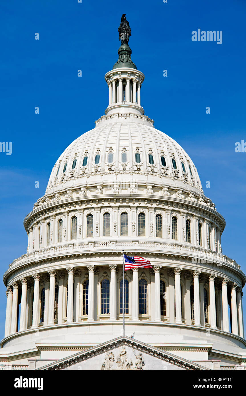 Das US Capitol Building auf dem Capitol Hill in Washington DC. Nach Hause, der Kongress der Vereinigten Staaten, ist es unverwechselbare Kuppel in der Mitte fo das Gebäude zwischen dem Repräsentantenhaus Flügel und der Senat Flügel, thront über der Stadt von Washington DC und von weit her zu sehen. Stockfoto