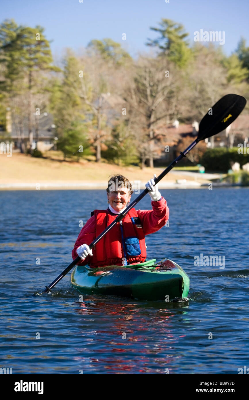 Frau im Kajak - Deer Lake, Brevard, North Carolina Stockfoto