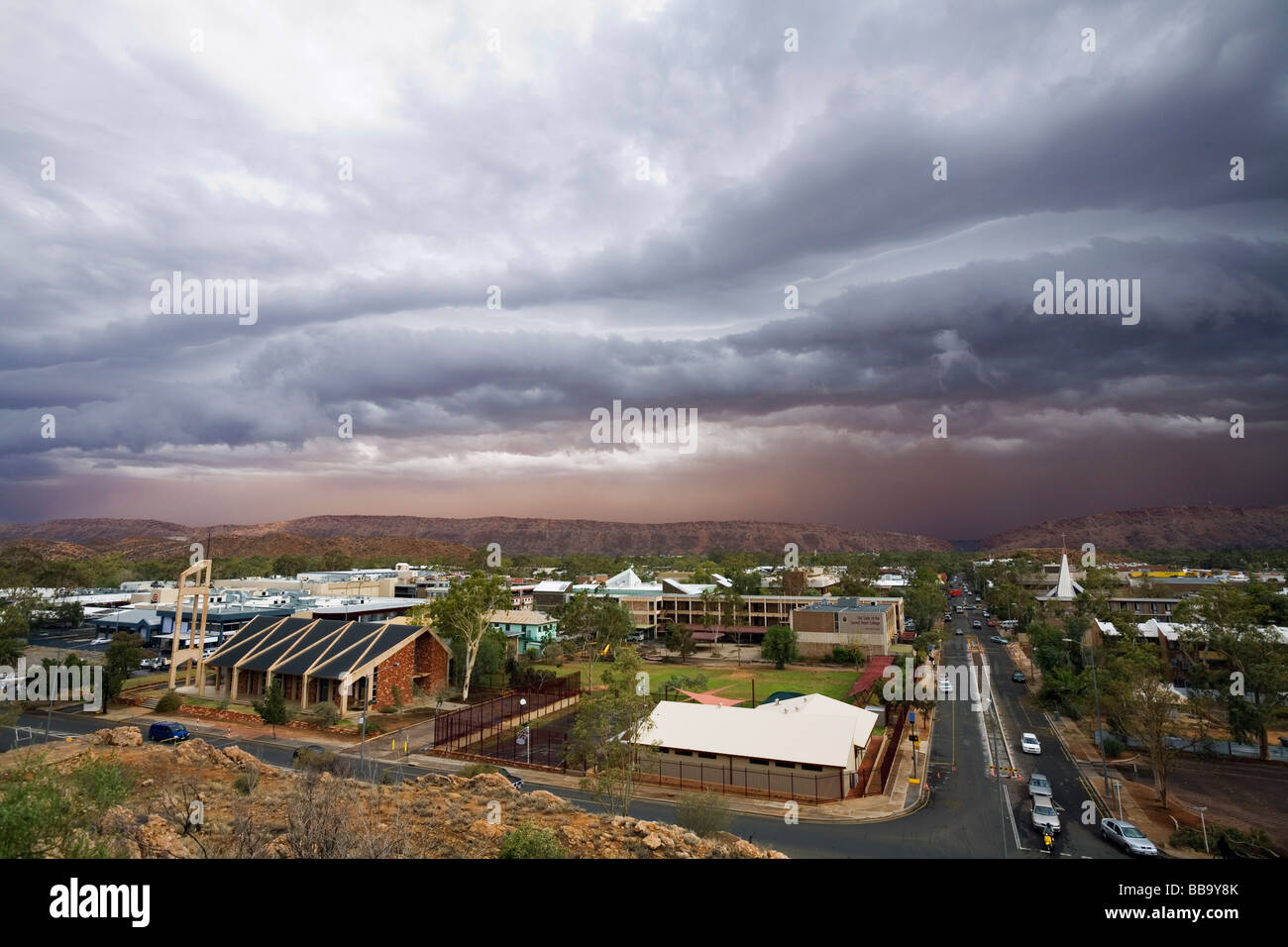 Gewitterwolken über Alice Springs als ein Sandsturm nähert sich die Outback-Stadt.   Alice Springs, Northern Territory, Australien Stockfoto