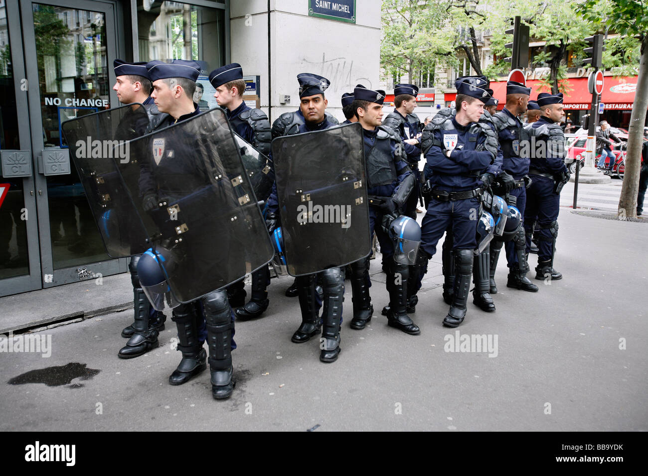 CRS in Aufruhr Getriebe, Rive Gauche, Paris Stockfoto