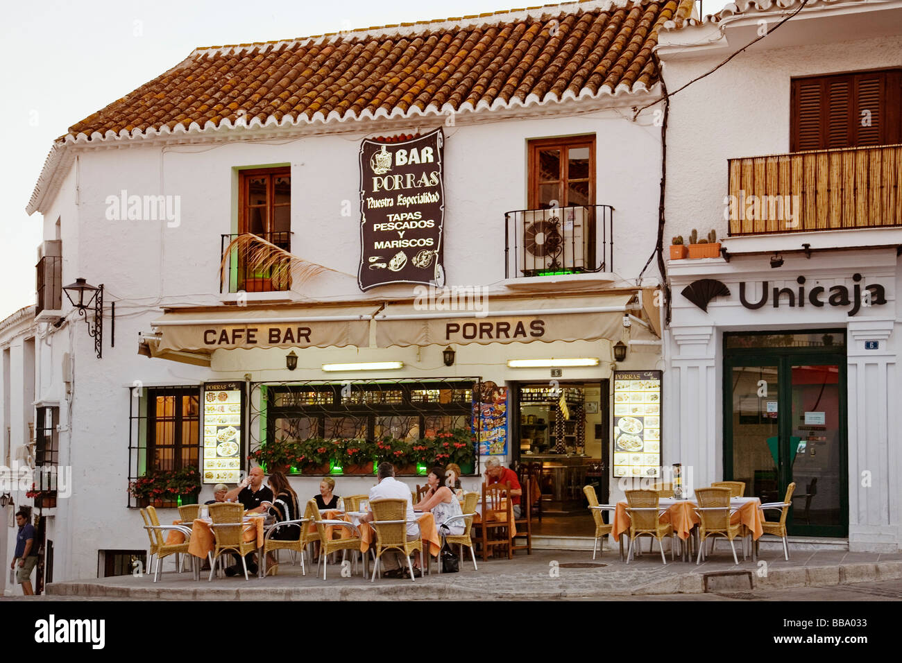 Terrasse einer Bar bei Sonnenuntergang in das weiße Dorf Mijas Malaga Andalusien Spanien Stockfoto