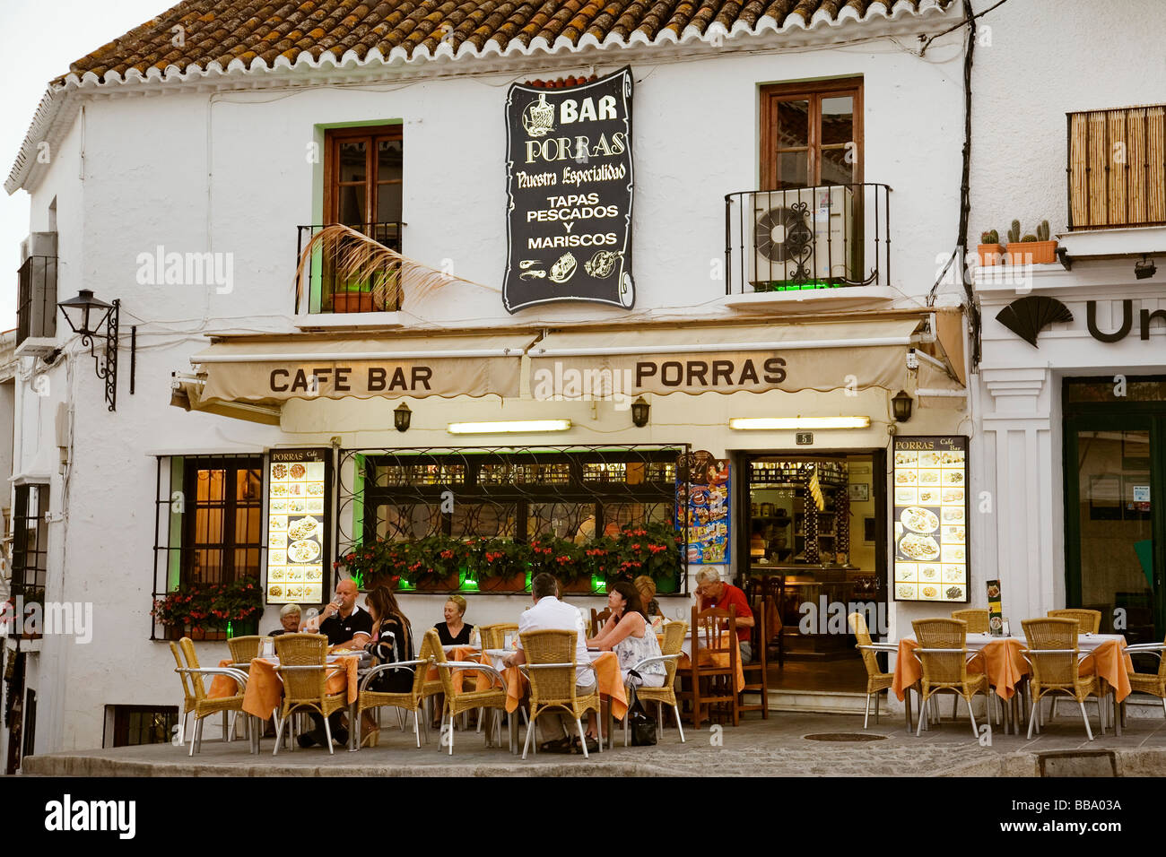 Terrasse einer Bar bei Sonnenuntergang in das weiße Dorf Mijas Malaga Andalusien Spanien Stockfoto