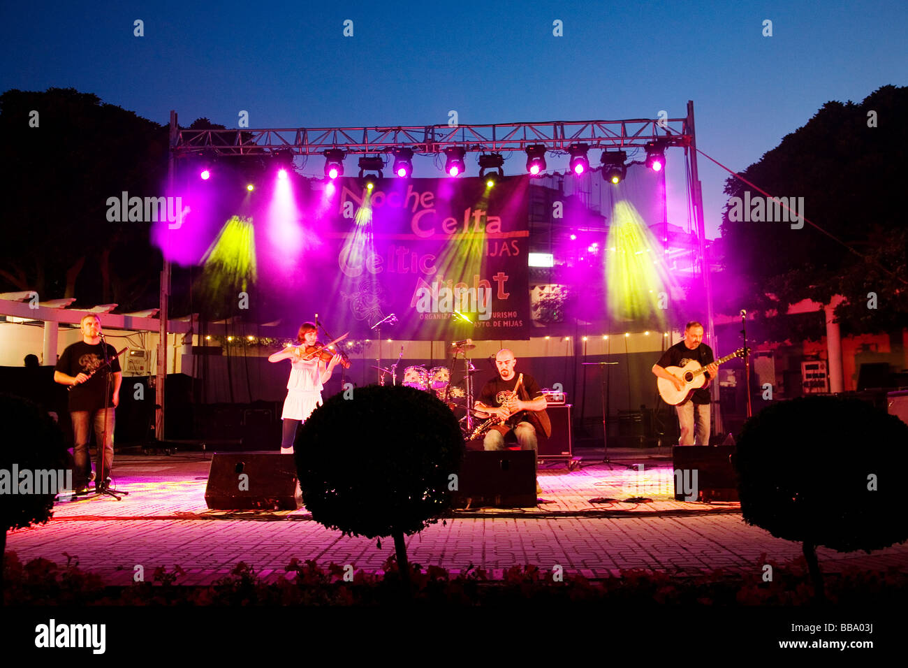 Keltische Musikkonzert im Plaza Virgen De La Peña weiße Dorf Mijas Málaga in Andalusien Spanien Stockfoto