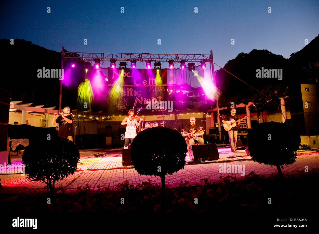 Keltische Musikkonzert im Plaza Virgen De La Peña weiße Dorf Mijas Málaga in Andalusien Spanien Stockfoto