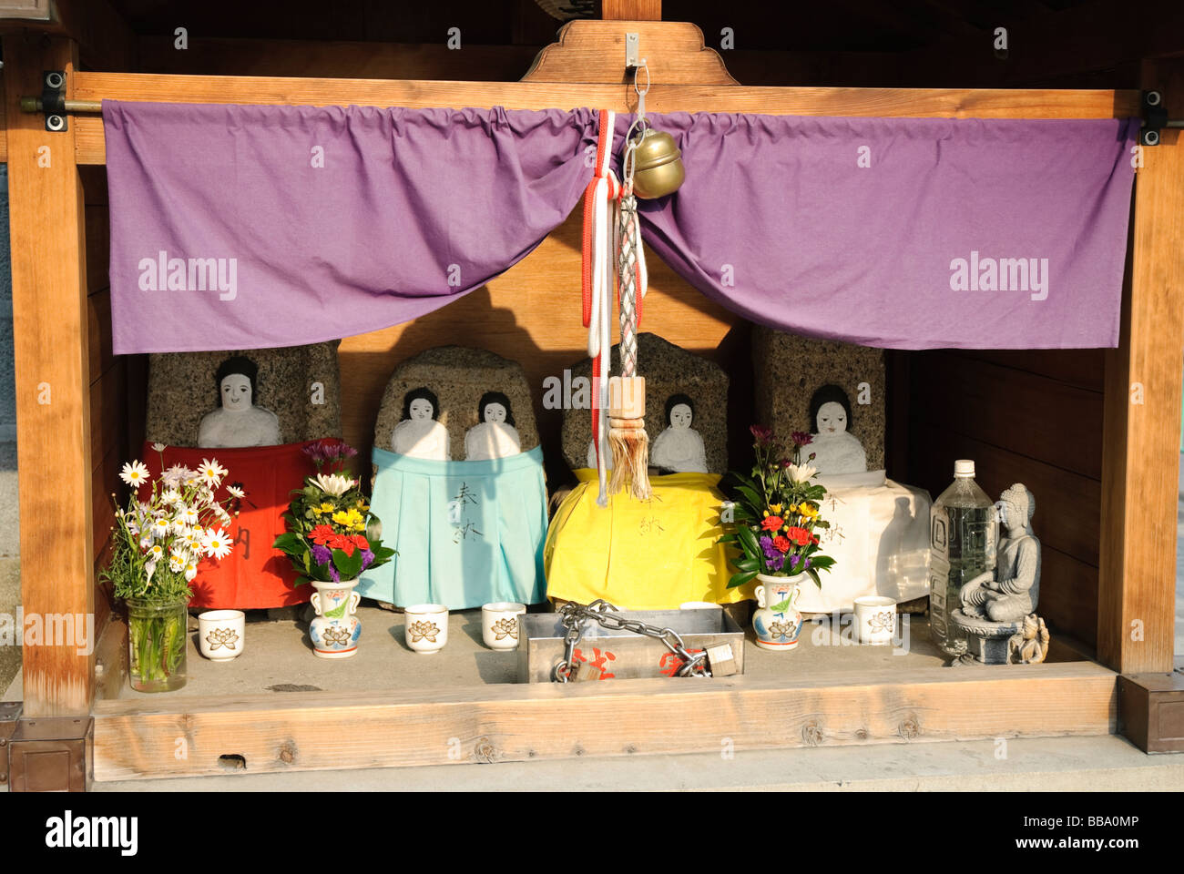 Kleiner Schrein-artige Struktur an einer Hauptstraße in Ibaraki, einem Vorort von Osaka, Japan. Solchen Straßenszenen sind sehr typisch. Stockfoto