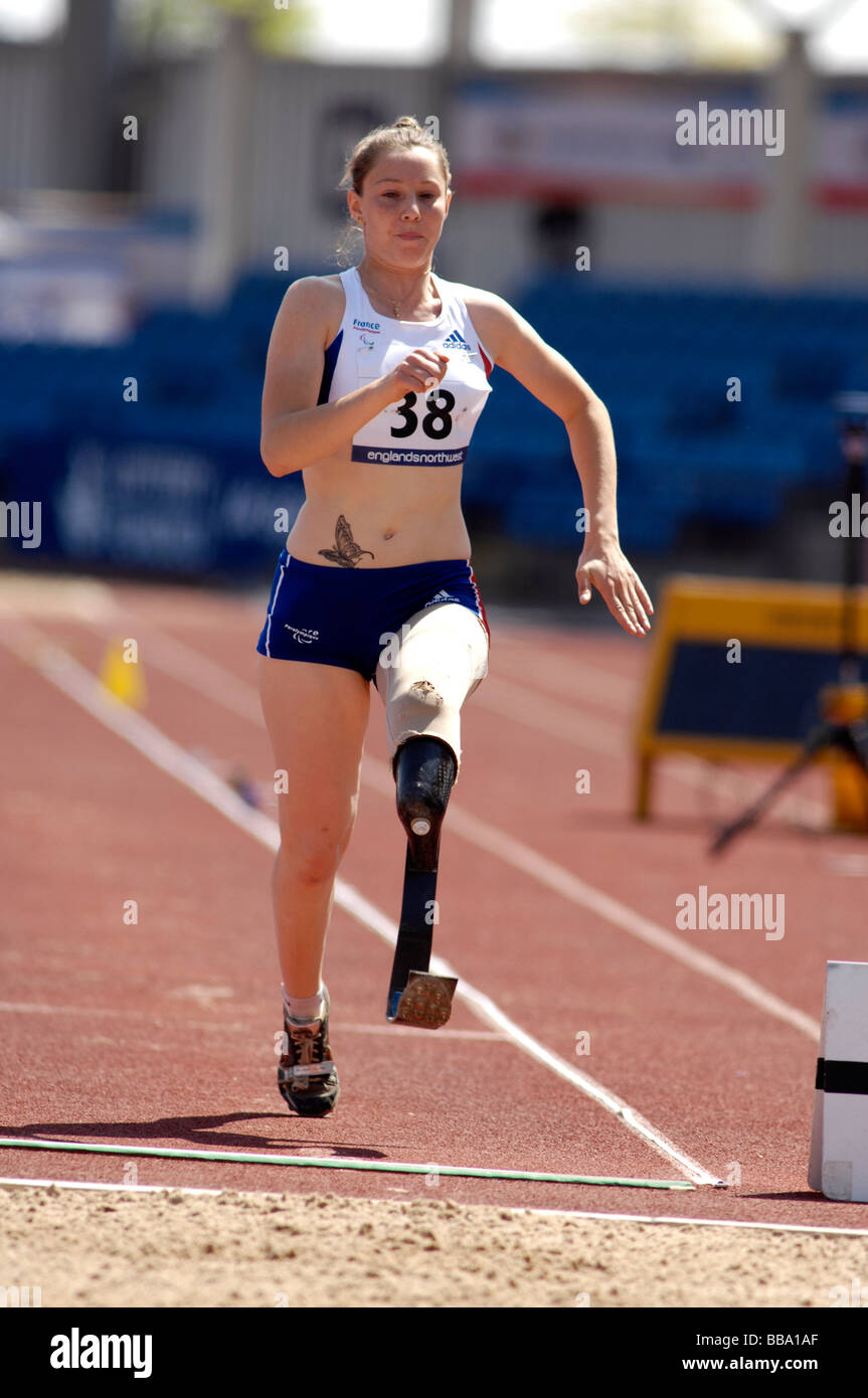 Paralympische Leichtathletin bereitet im Weitsprung bei Paralympischen Welt Cup treffen am Sportcity, Manchester ausziehen Stockfoto