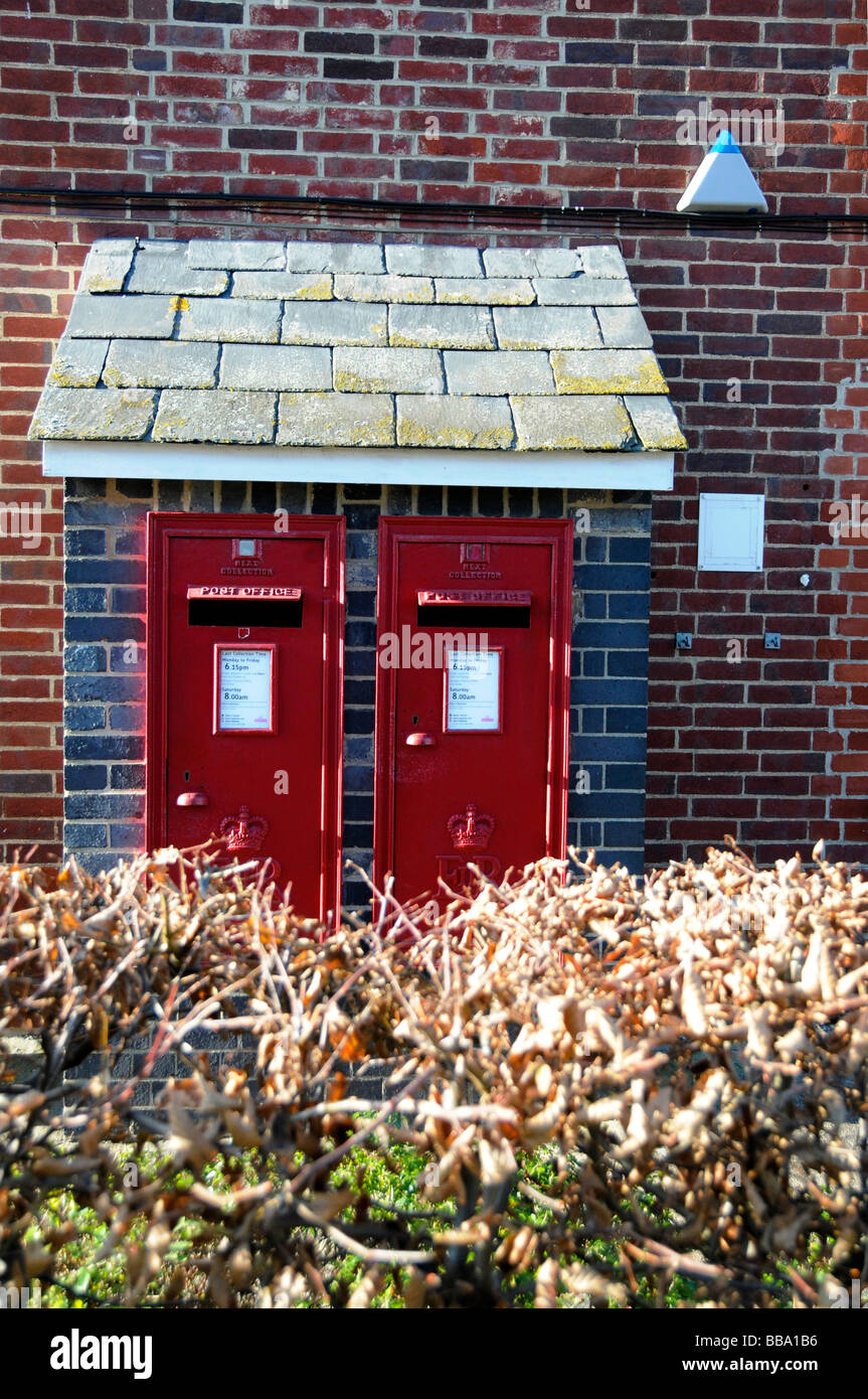 Wand rot Briefkasten oder Royal Mail-box Stockfoto