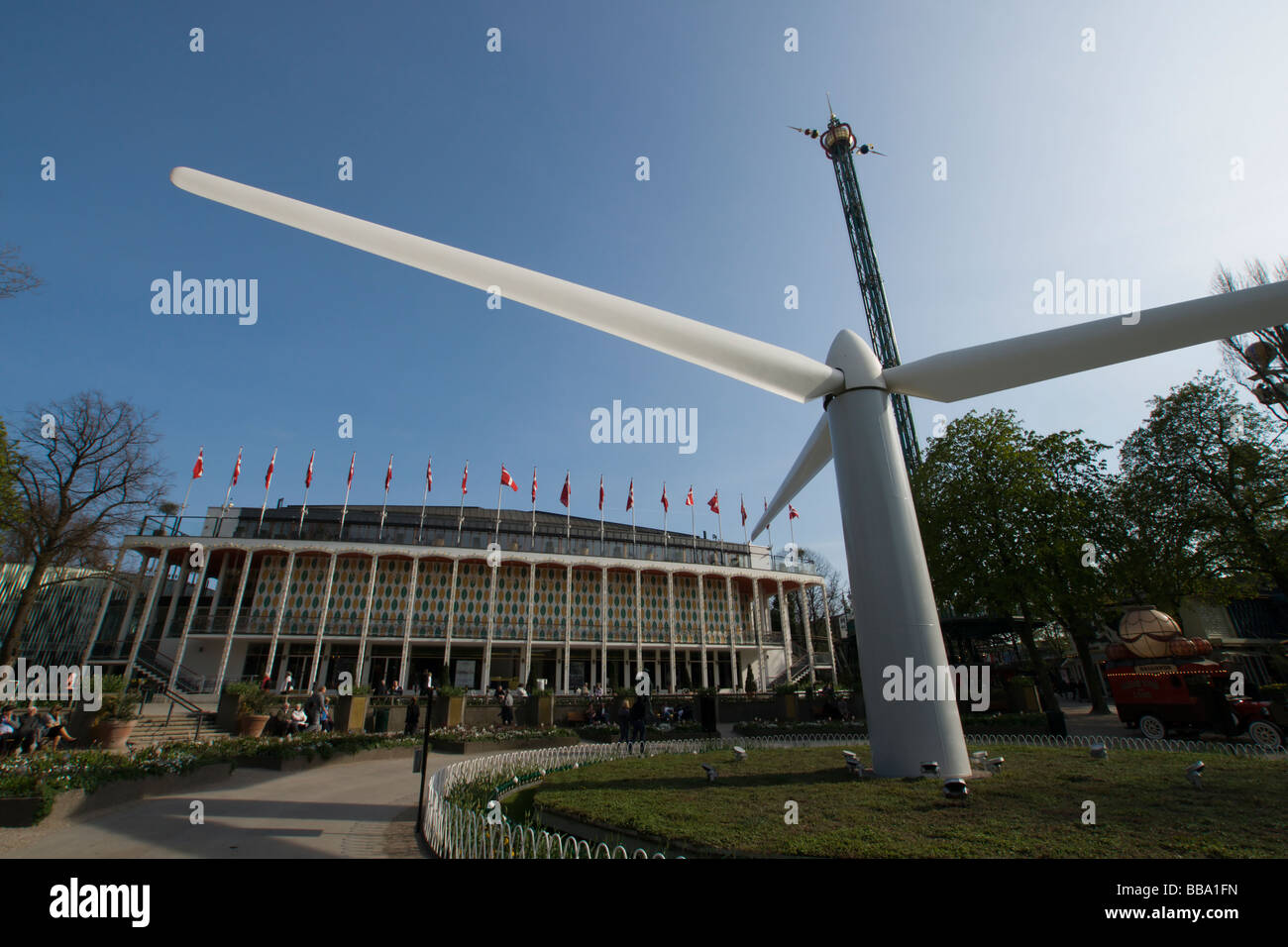 Tivoli Gardens in Kopenhagen hat eine Vesta Windkraftanlage vor der Konzerthalle in diesem Sommer gelegt. Stockfoto