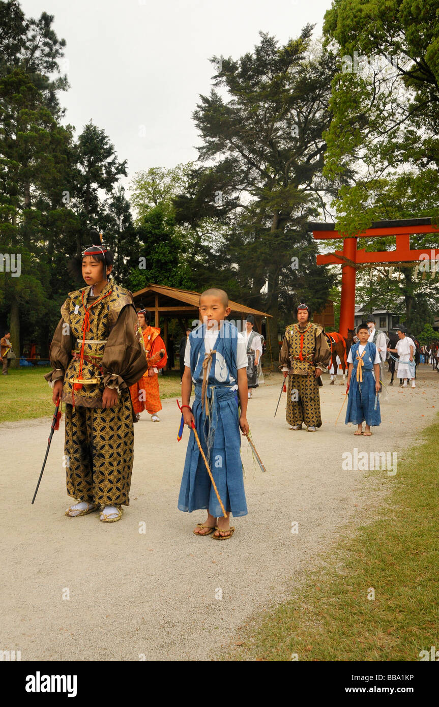 Shintoistic Pferderennen im Kamigamo Schrein, schwarze Reiter tragen die Kleidung aus der Heian-Zeit, mit seinem Helfer, Ky Stockfoto