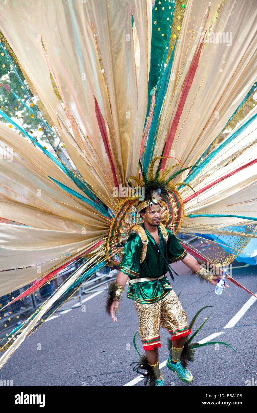 Darsteller in aufwendigen Kostüm, die Teilnahme an der Thames Festival Nacht Karneval in London UK Stockfoto