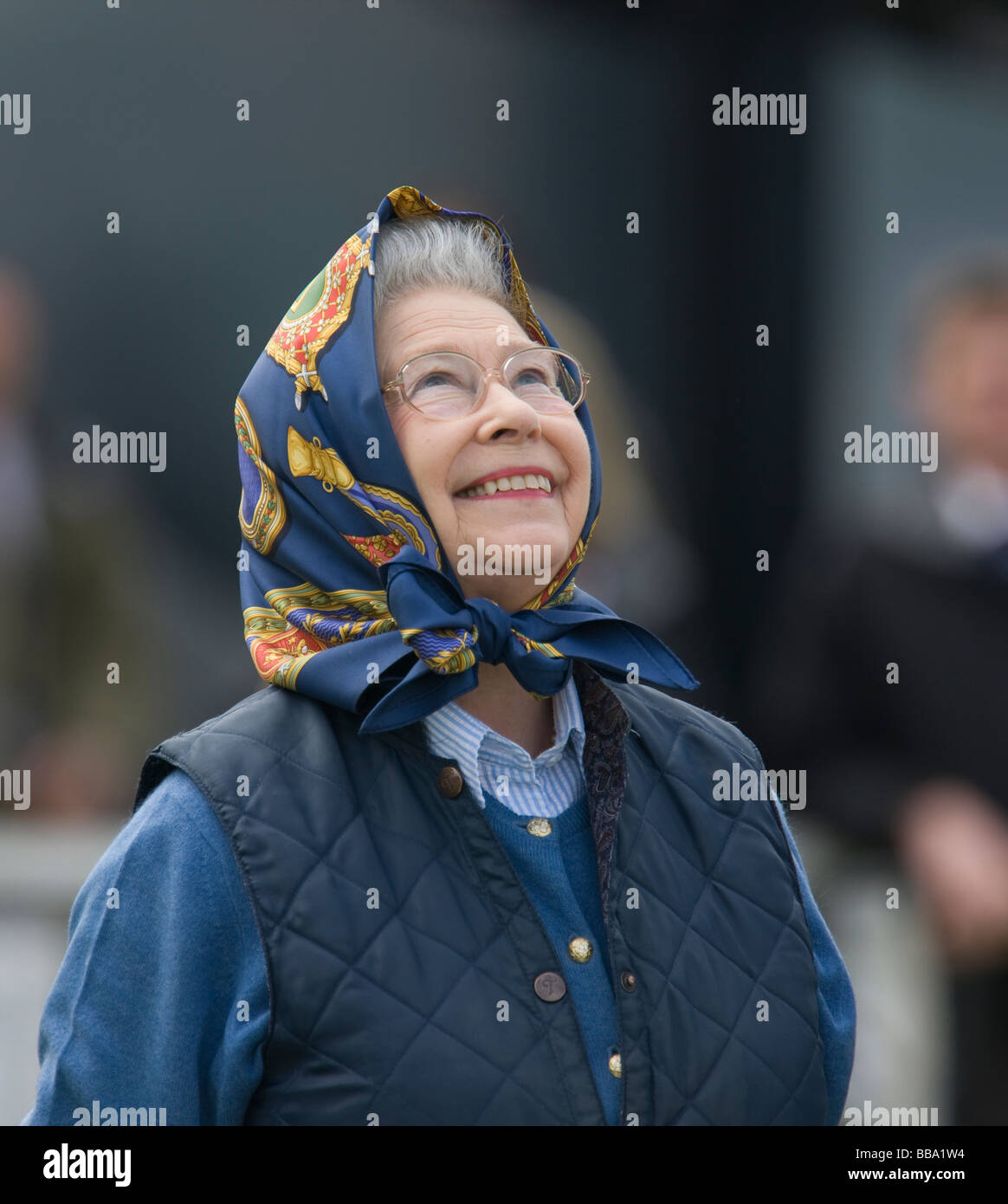 Porträt von HM Königin Elizabeth II von England an der Royal Windsor Horse Show trägt ein Kopftuch und Körper wärmer Stockfoto