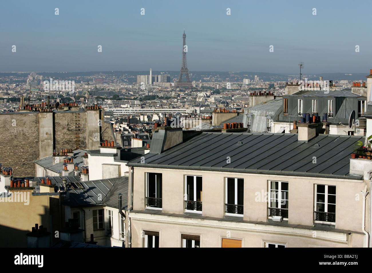 Dächer von Paris von Montmartre, Eiffelturm gesehen Stockfoto