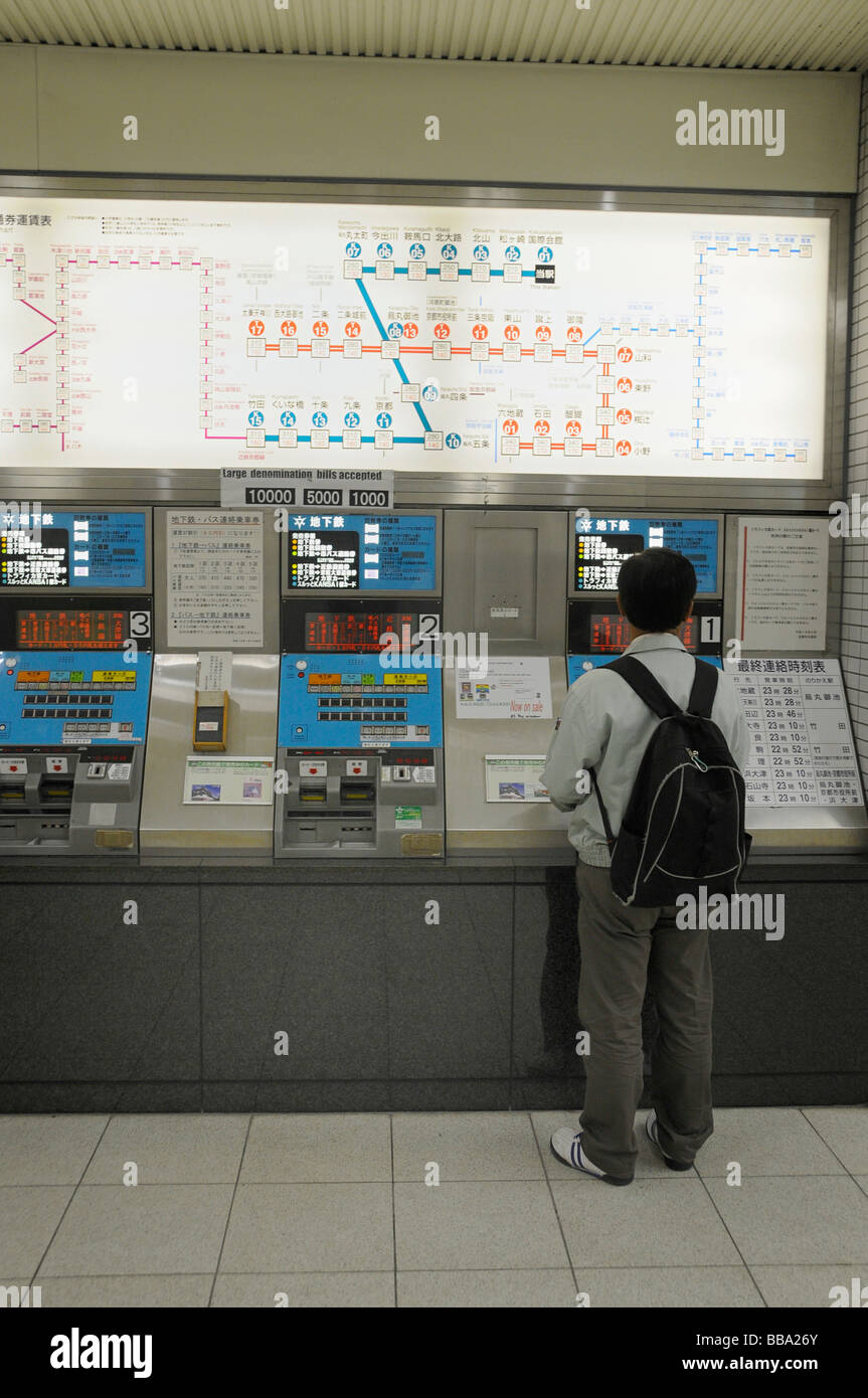 Automaten mit beleuchteten Tarife Infotafel auch in lateinischer Schrift, Metro Station, Kyoto, Japan, Asien Stockfoto