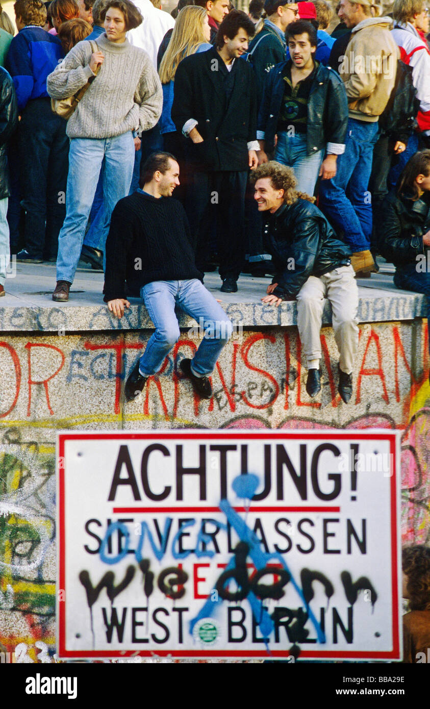 Zwei Männer an der Berliner Mauer am Brandenburger Tor, dem Tag nach dem Fall der Berliner Mauer, Berlin, Deutschland, Europa Stockfoto