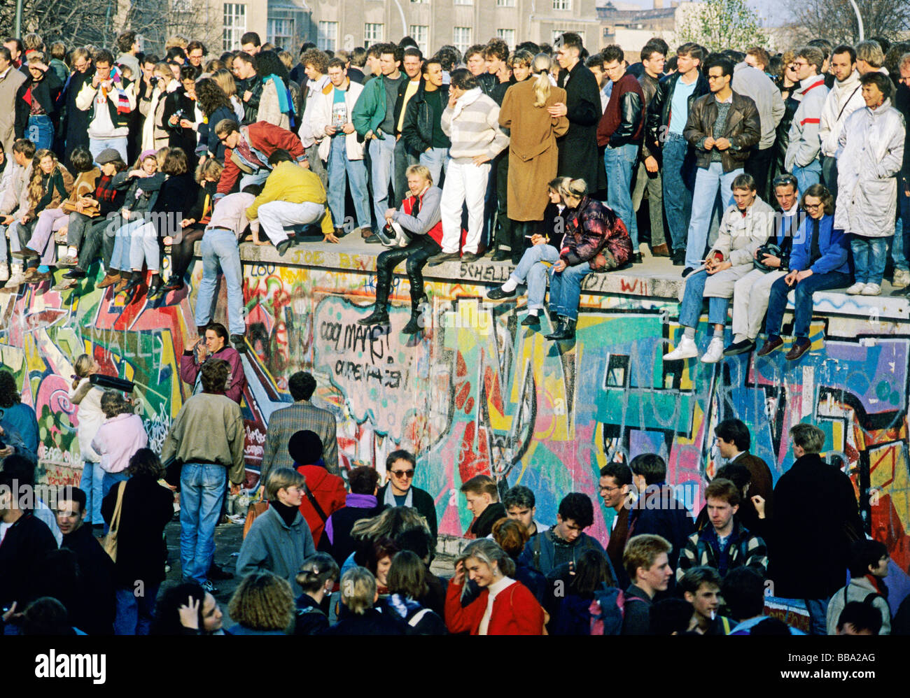 Menschen auf der Mauer am Brandenburger Tor, dem Tag nach dem Fall der Berliner Mauer, Berlin, Deutschland, Europa Stockfoto