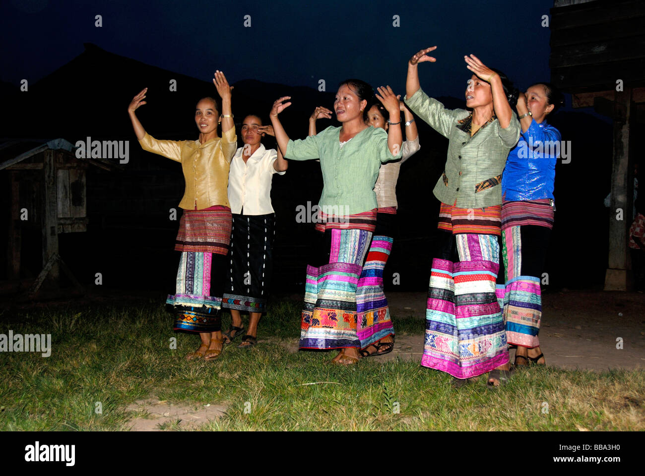 Volkstanz, Frauen in Tracht, bunte Röcke, Tai Lue Ethnizität, Ou Tai, Gnot Ou, Phongsali Provinz, Laos, Süd Stockfoto