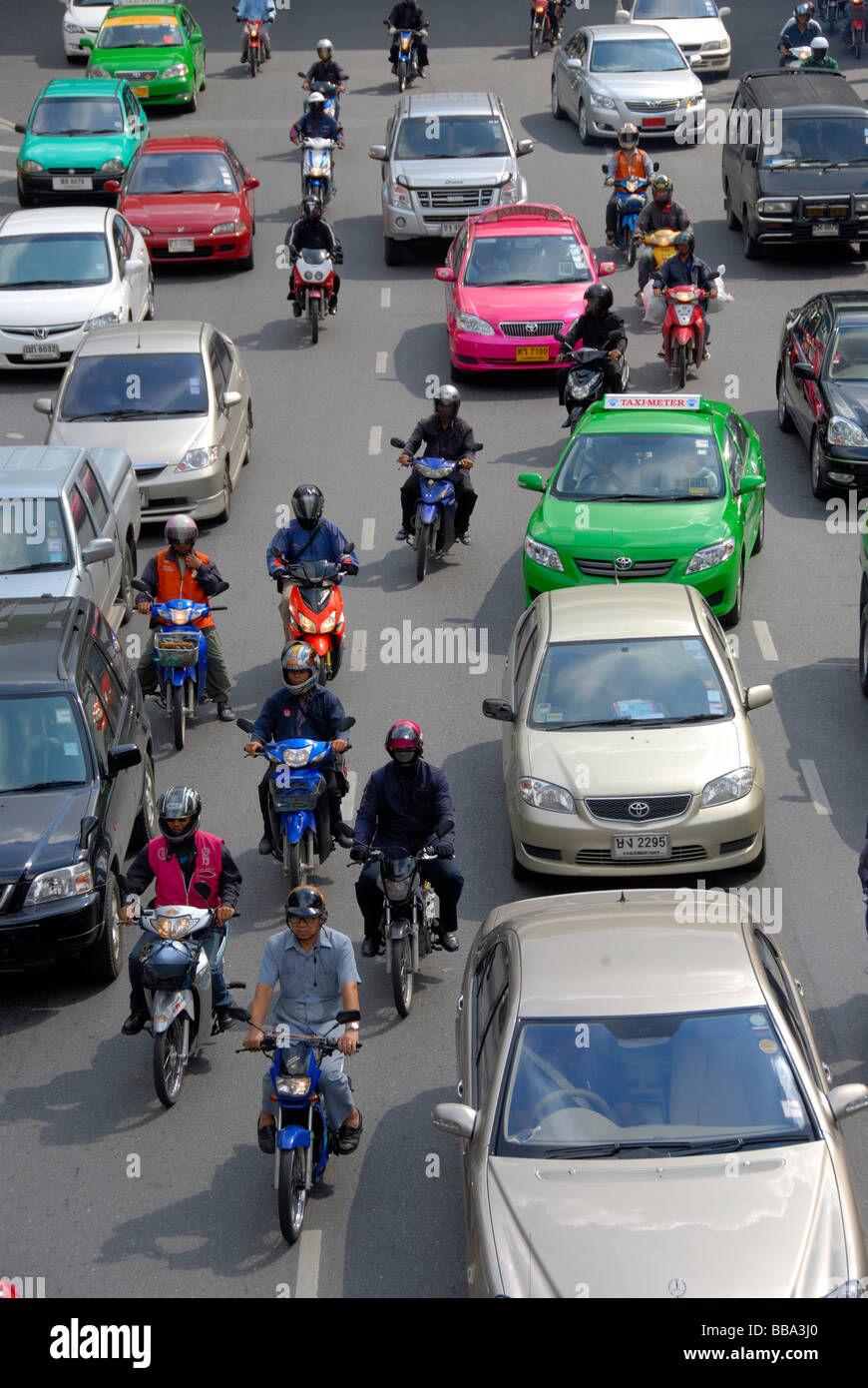Großstadt, Stau, Autos und Mopeds, Ratchadamri Road, Bangkok, Thailand, Südostasien Stockfoto