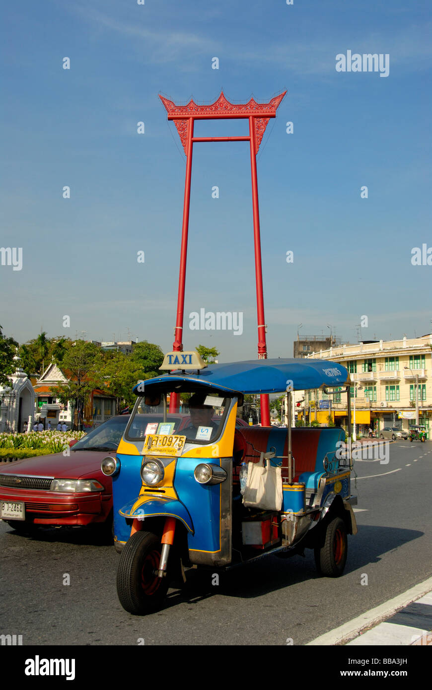 Große rote Schaukel, Giant Swing, bunten Autos und Tuk Tuks davor, Symbole von Bangkok, Thailand, Südostasien Stockfoto