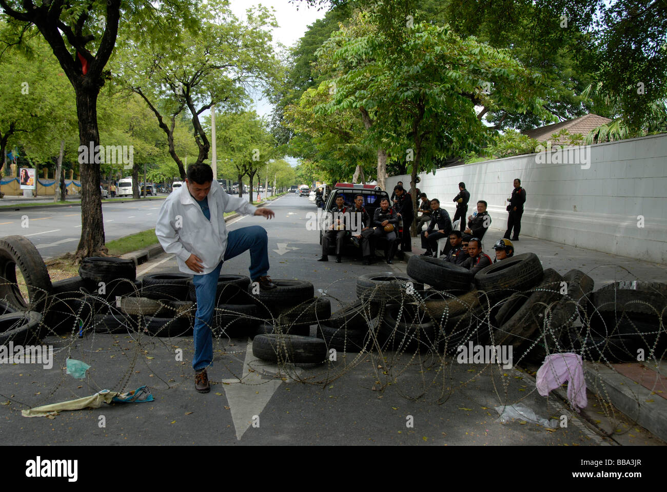 Demonstration, Überwindung von Stacheldraht und Auto Reifen Straßensperre, Polizei beobachtete dazulernen, Bangkok, Thailand, Südostasien A Mann Stockfoto