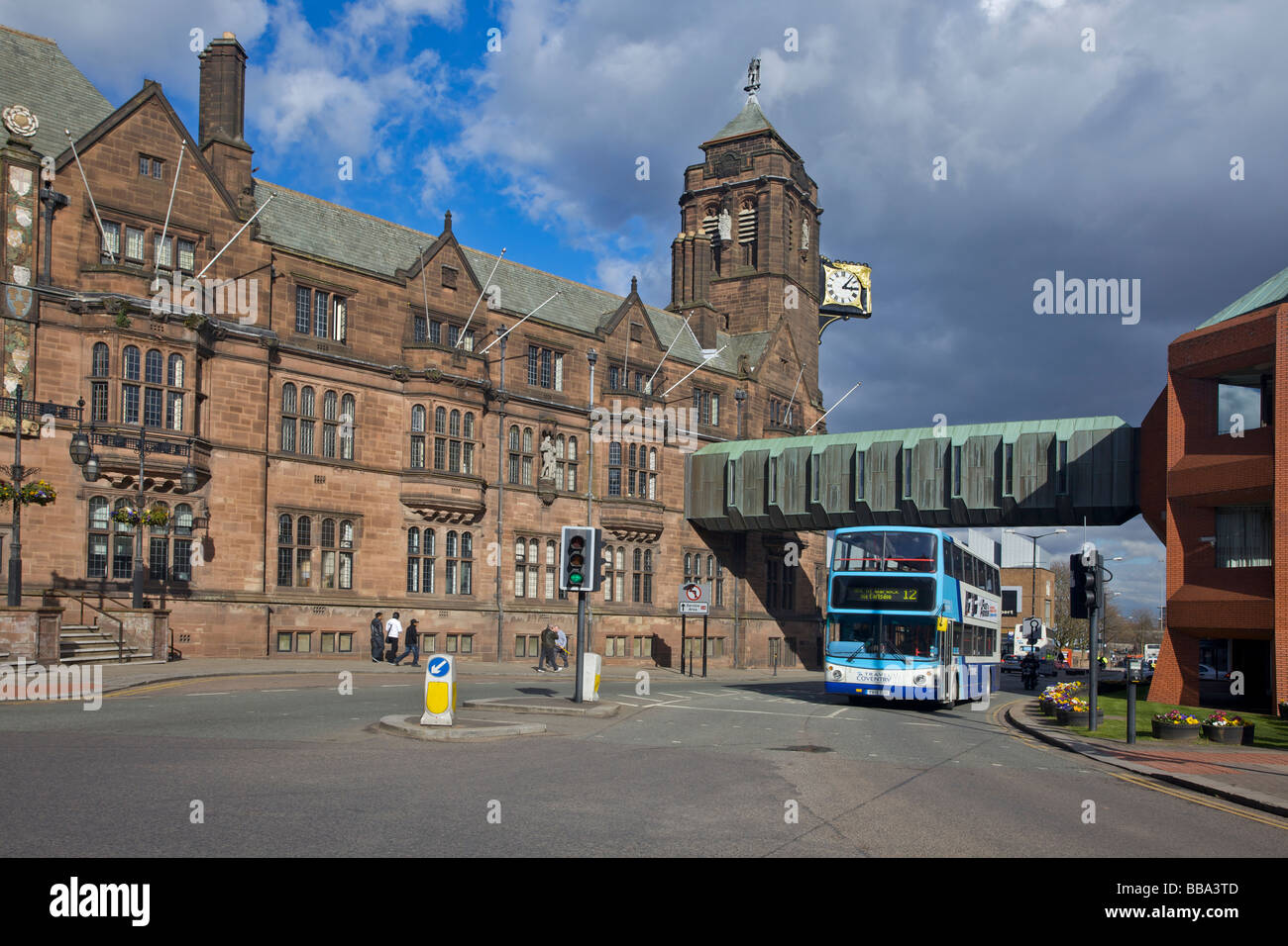 Doppelte Decker Bus vorbei an The Coventry City Council House in Coventry, West Midlands in England, Vereinigtes Königreich Stockfoto