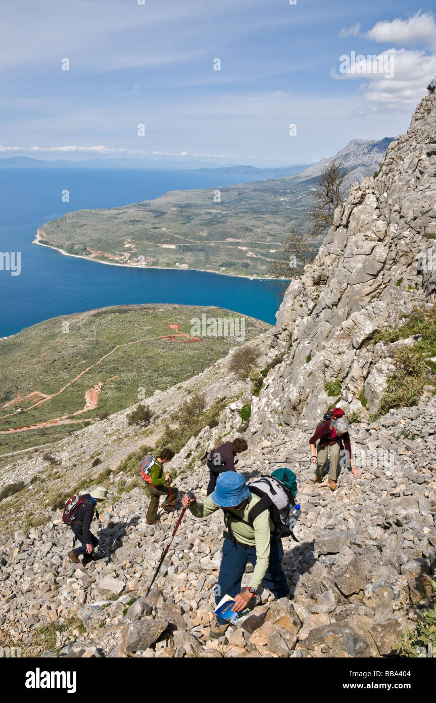 Wanderer auf dem Weg über Areopoli Blick hinunter auf Itilo Bucht und der messenischen Golf In der Mani südlichen Peloponnes Griechenland Stockfoto