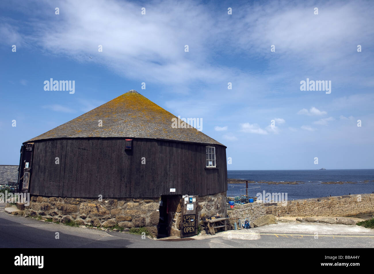 "Round House" und Capstan Gallery der Sennen Cove Cornwall Stockfoto