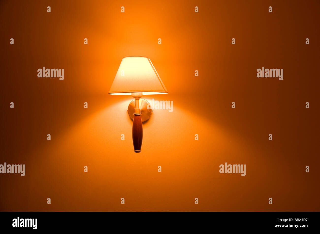 Wand Wandmontage beleuchtete Lampenschirm orange. Stockfoto