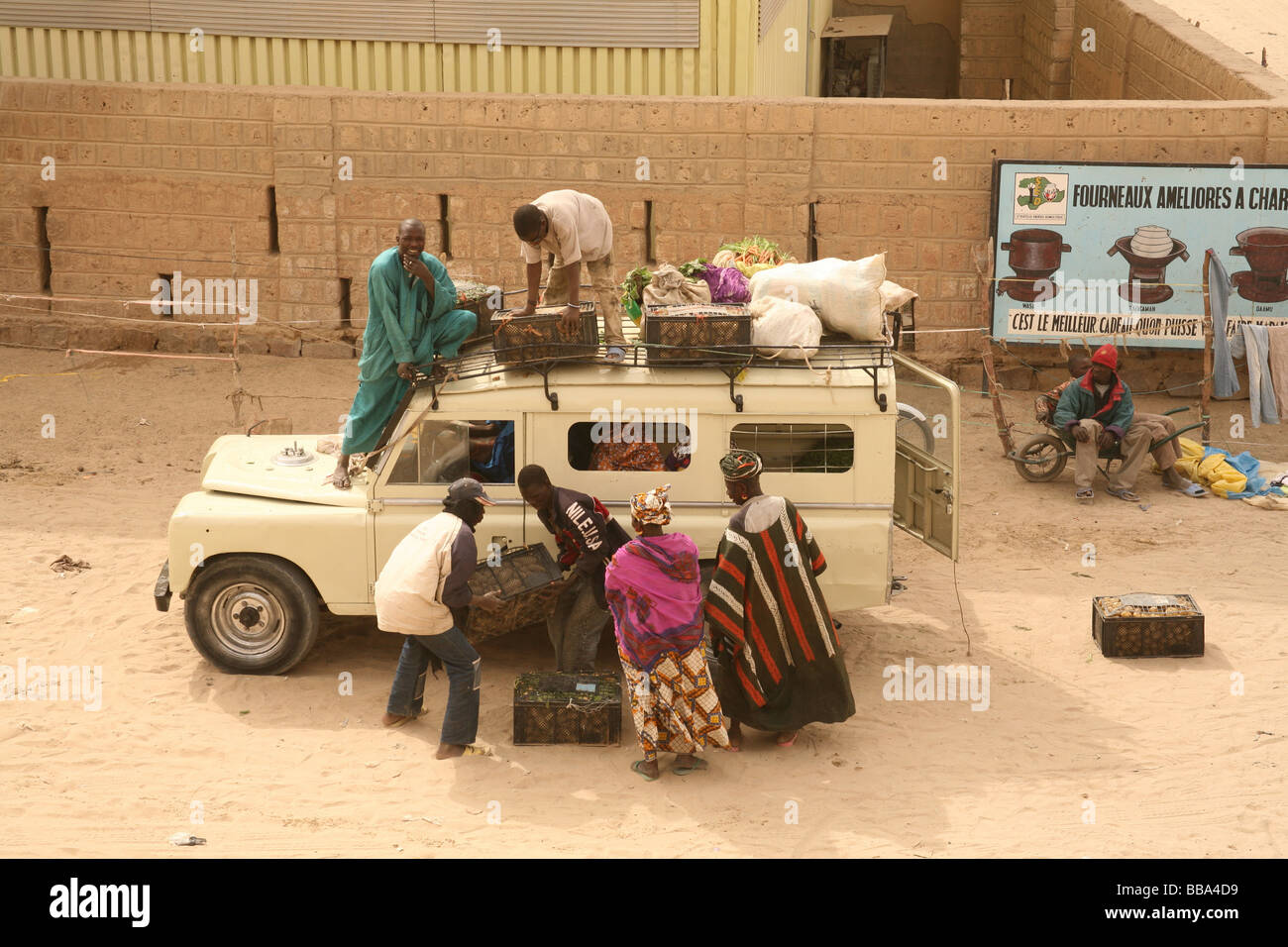 Die Reisenden ihr Gepäck auf dem lokalen Transportmittel, Timbuktu, Mali, Westafrika Stockfoto