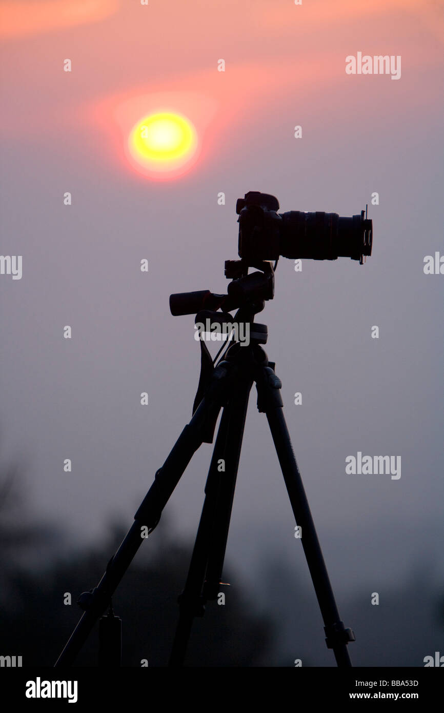 Kamera auf Stativ Silhouette gegen Sonnenuntergang Stockfoto