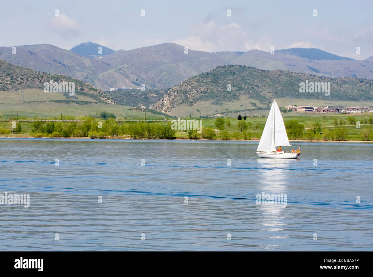 Segelboot schwimmt gemächlich auf Chatfield Reservoir auf einem wunderschönen Colorado Frühlingsmorgen Stockfoto
