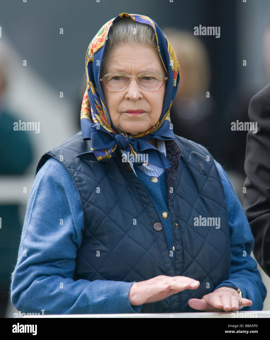 Porträt von HM Königin Elizabeth II von England an der Royal Windsor Horse  Show trägt ein Kopftuch und Körper wärmer Stockfotografie - Alamy