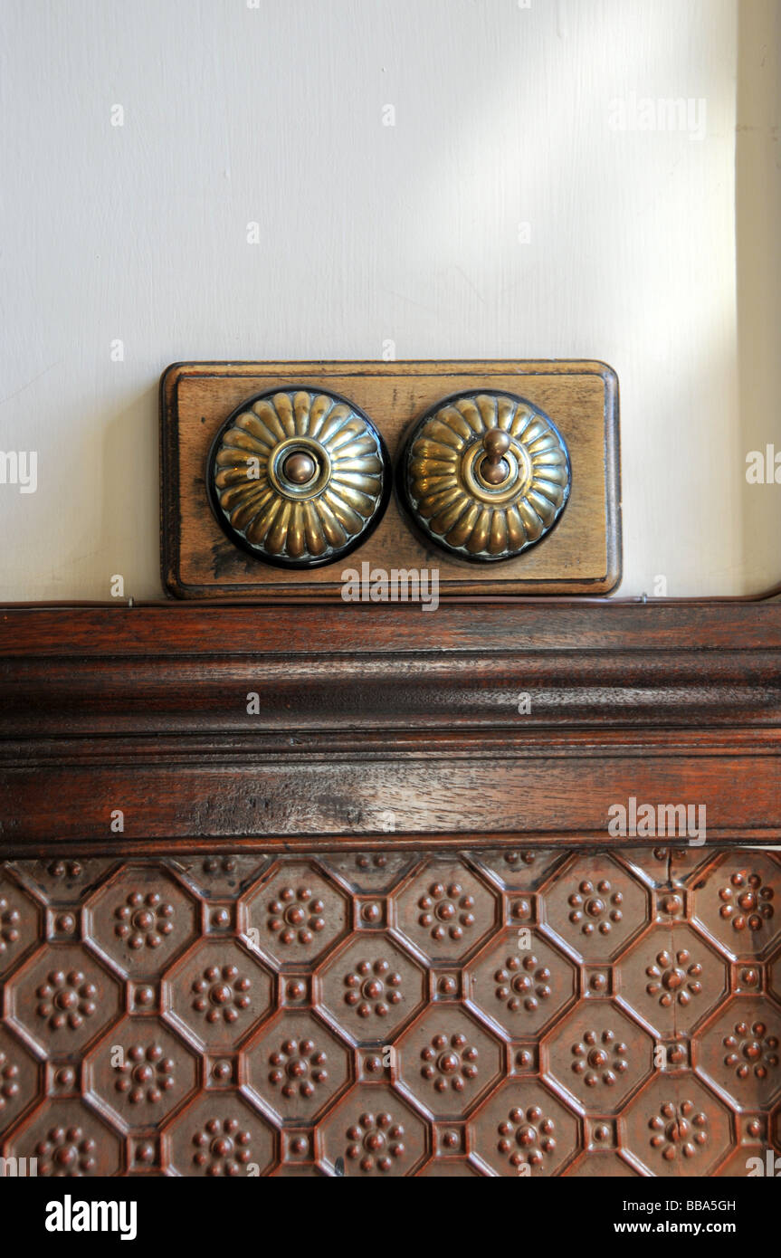 Messing antik Lichtschalter auf Holzplatte Stockfotografie - Alamy