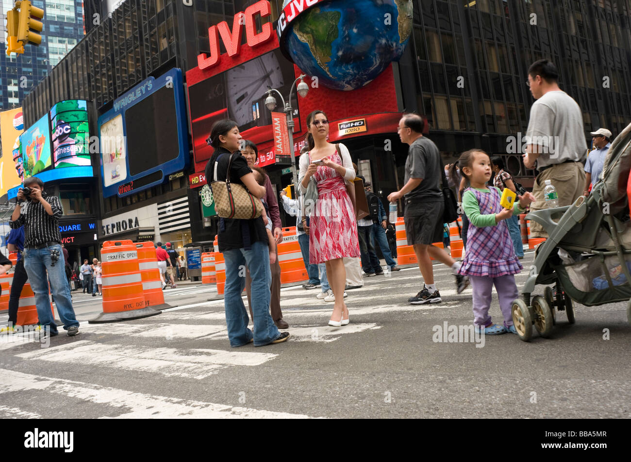 New York NY 24. Mai 2009 Familie von asiatischen Touristen genießen neue Auto freien Abschnitt des Broadway, am Times Square Stockfoto