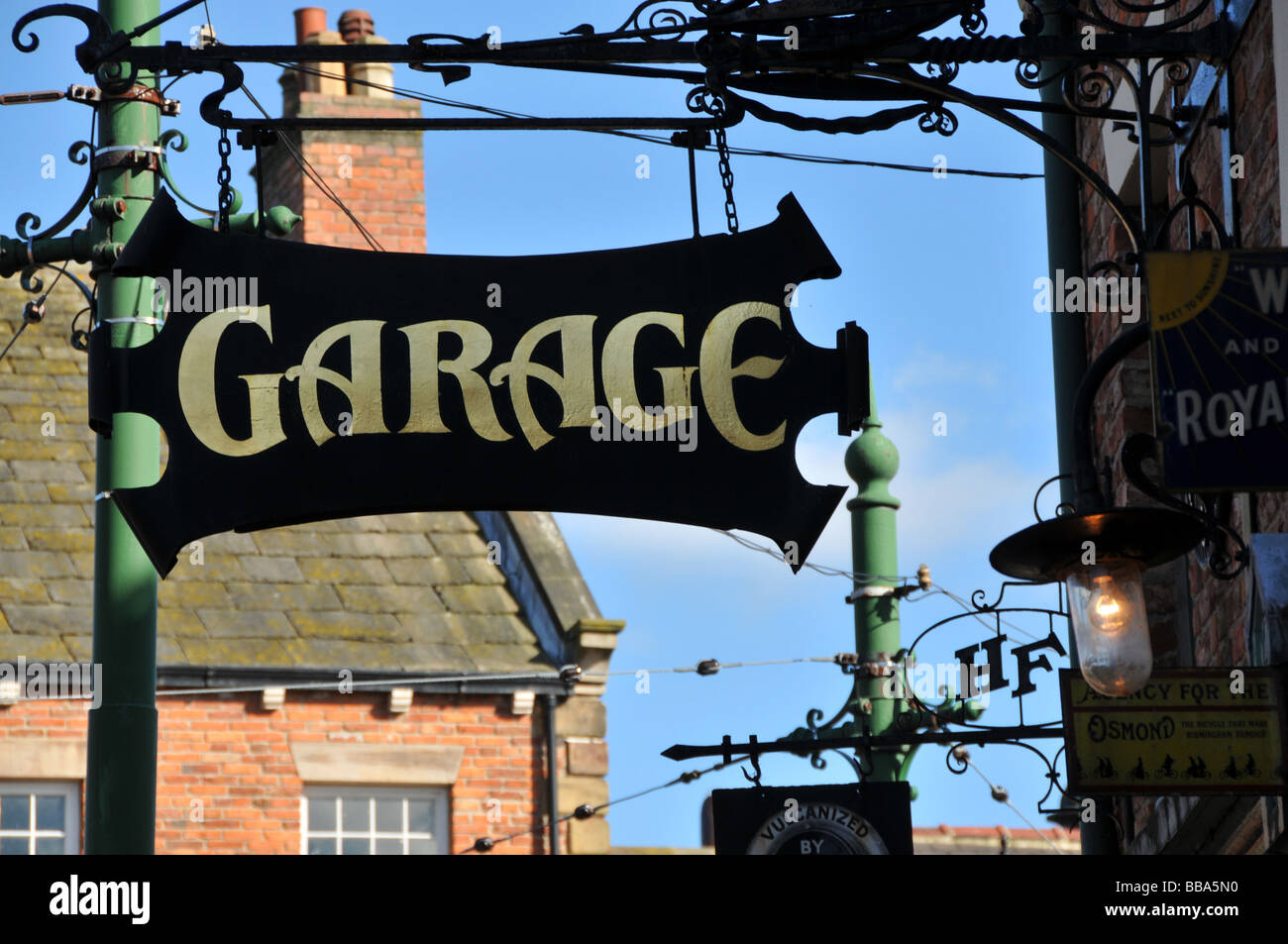 Garage-Zeichen auf der alten Straße Hintergrund Stockfoto