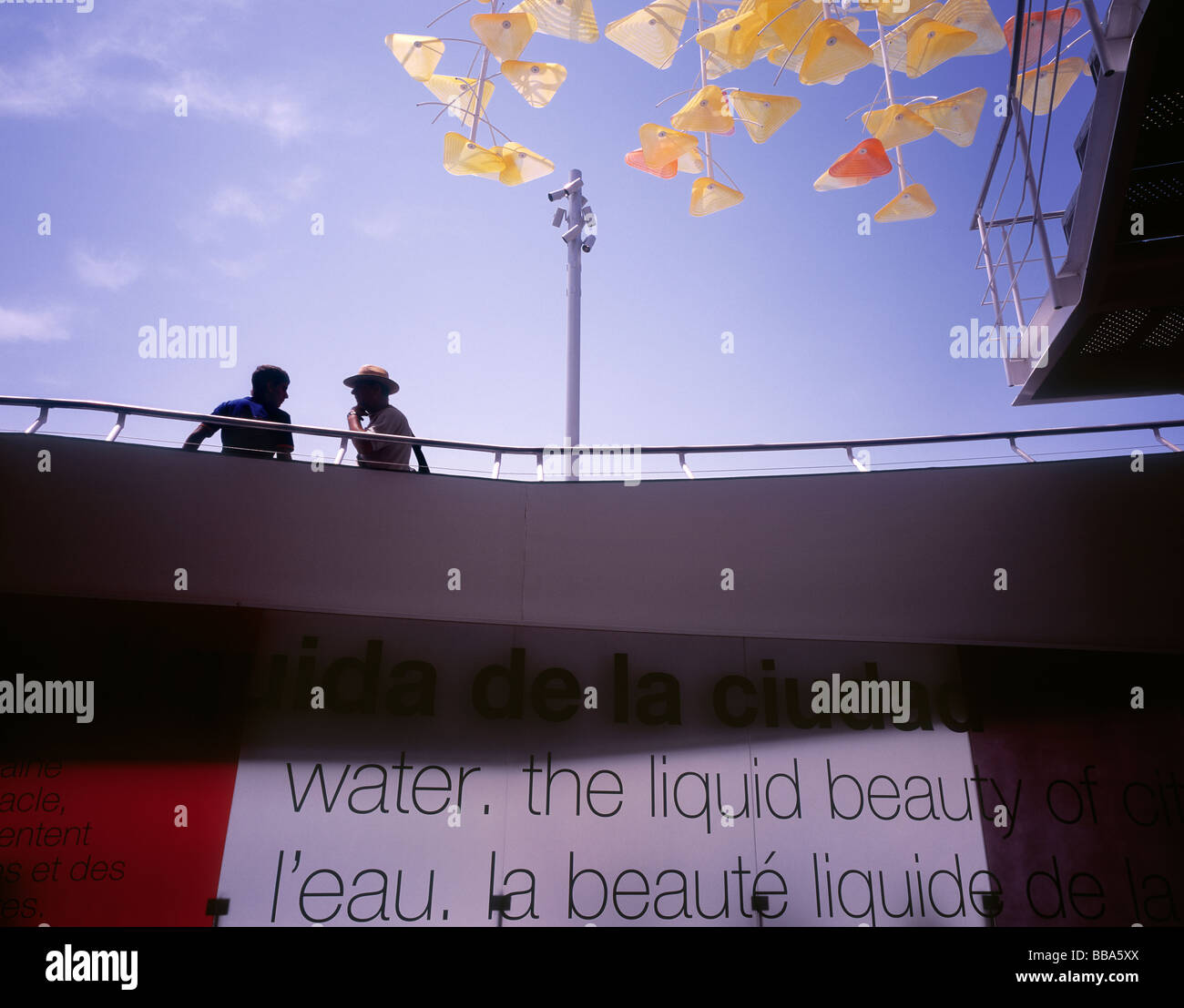 Menschen über einen Gehweg auf der Wasser-Expo in Zaragoza. Stockfoto