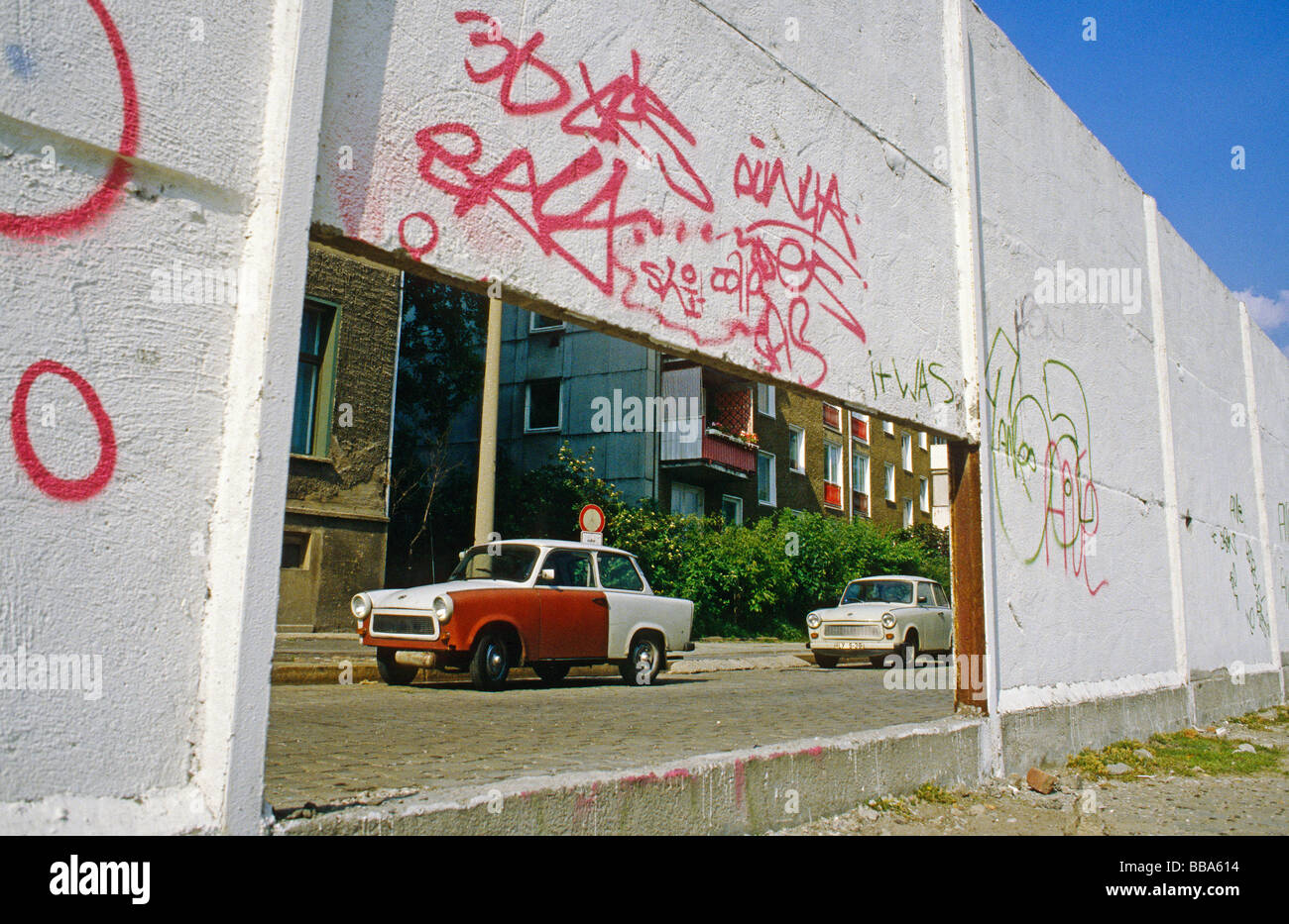 Segmente der Berliner Mauer und Trabant Autos nach dem Fall der Berliner Mauer, Berlin, Deutschland, Europa Stockfoto