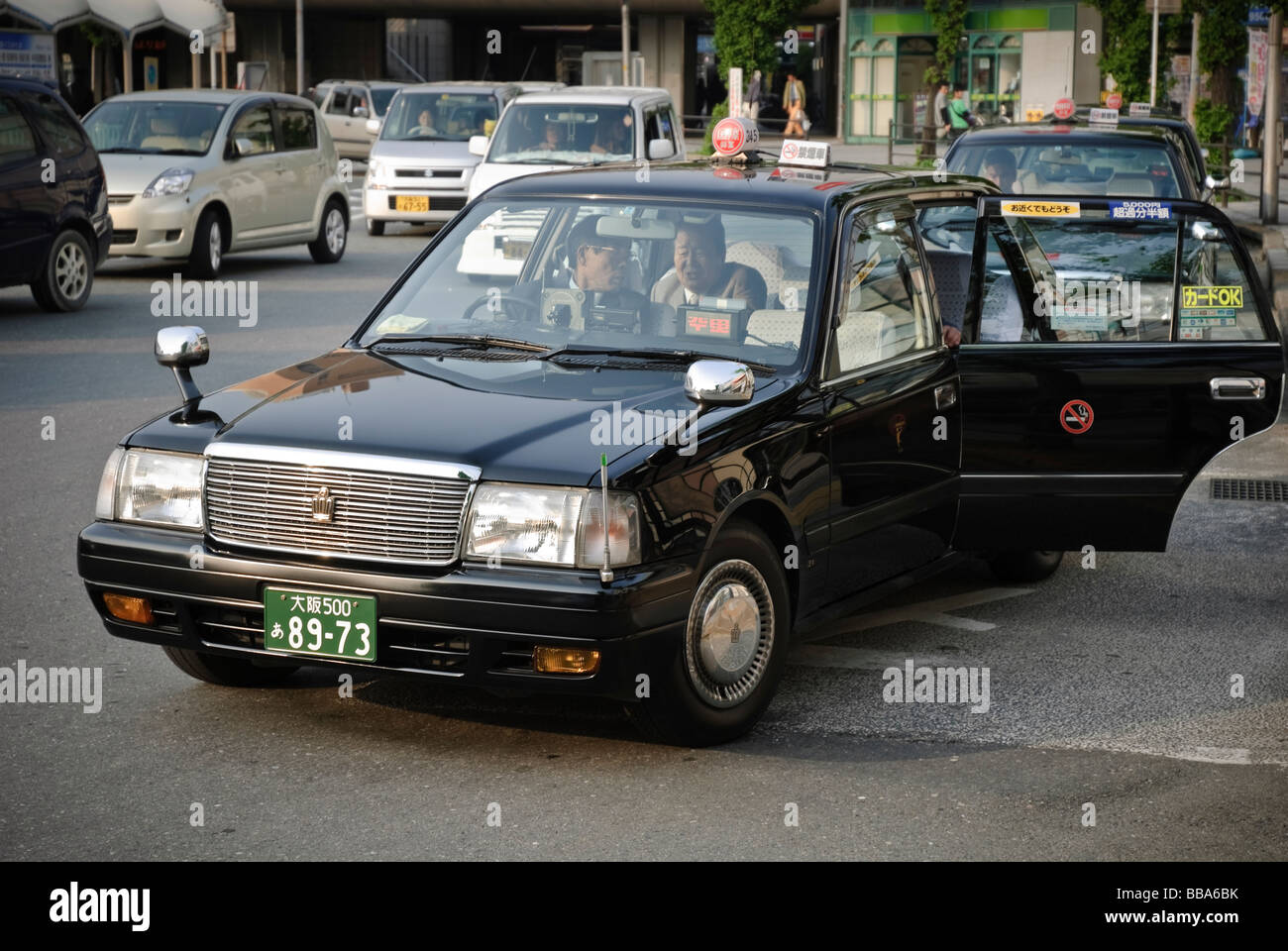 Diese schwarze Taxi, einen Toyota Crown Comfort ist sehr typisch für diejenigen in Japan gesehen. Stockfoto