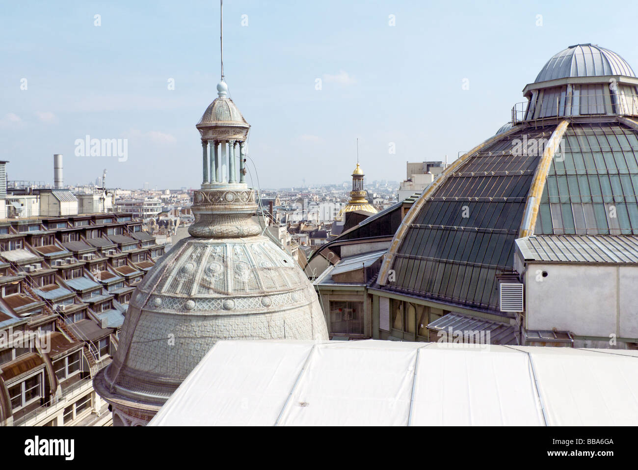 Das reich verzierte Dach des Kaufhauses Printemps in Paris Stockfoto